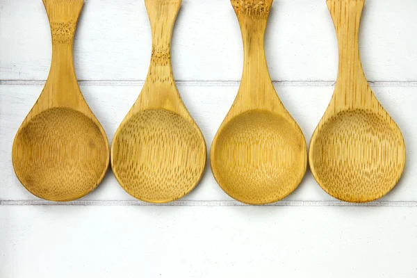 Cucchiai di legno su fila — Foto Stock