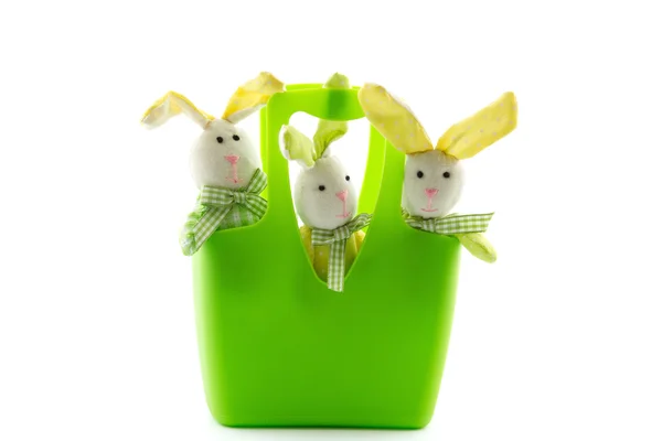 Trzy zabawki wielkanocne króliczki w kosz — Zdjęcie stockowe