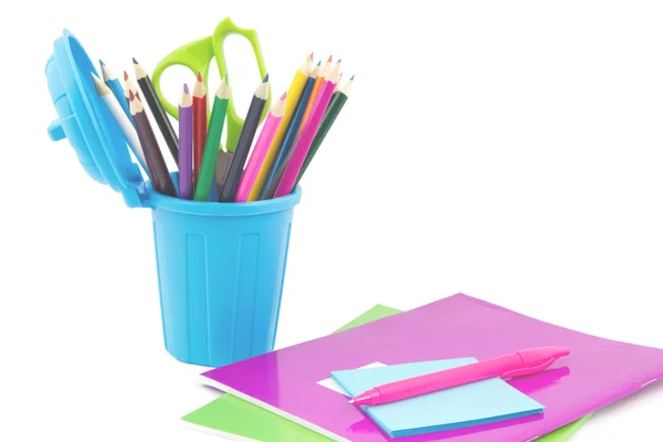 Kleurrijke note-books, pen en miniatuur vuilnisbak met Bureau supplie — Stockfoto