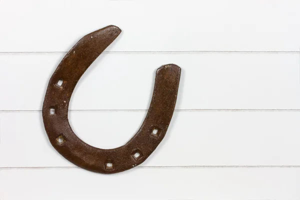 Jeden kůň boty na dřevěné desce — Stock fotografie