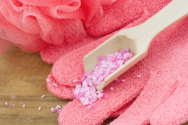 Sal de baño rosa en guantes de fregar —  Fotos de Stock