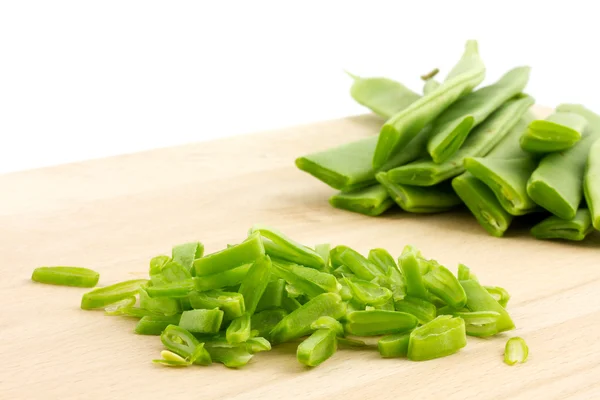 doğrama tahtası üzerinde çalışan fasulye dilimlenmiş