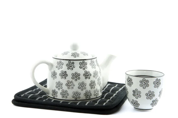 Černá a bílá konvice a šálek čaje — Stock fotografie