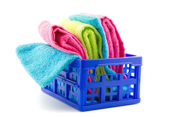 Blå låda fylld med handdukar — Stockfoto