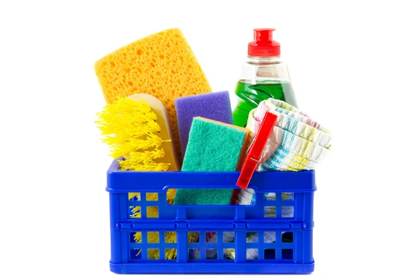 Cassa blu con prodotti per la pulizia isolati — Foto Stock