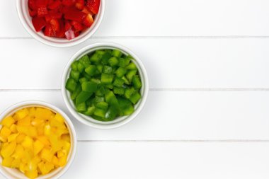 renkli paprikas ile üç yuvarlak kase