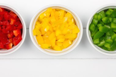 kase dilimlenmiş paprikas ile