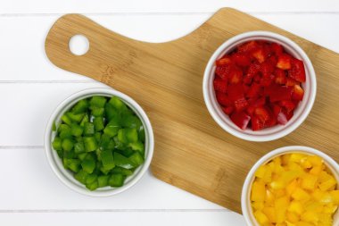 Top-3 kase görünümünü ile dilimlenmiş paprikas dolu