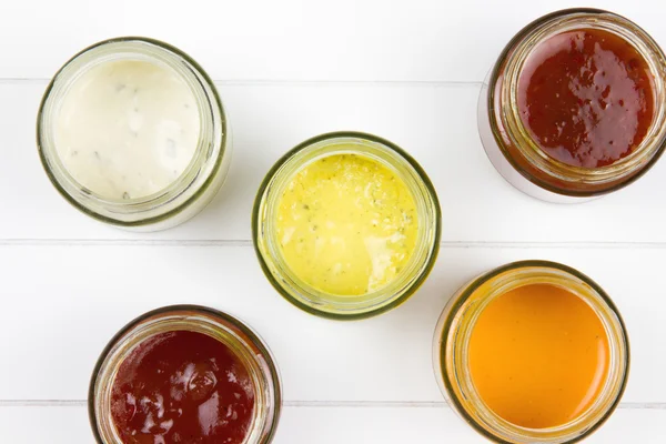 Beş kavanozlar üstünde görünümü soslar ile dolu