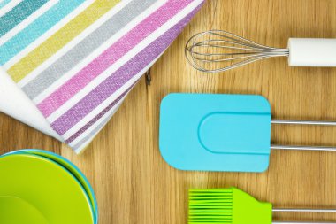 Top-görünümü çay havlu ve mutfak eşyaları