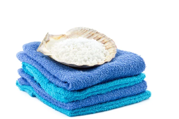 Aqua en blauwe handdoeken met schelp op bovenkant — Stockfoto