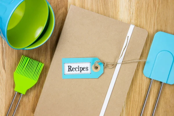 Vista superior de un libro de recetas con utensilios de cocina —  Fotos de Stock