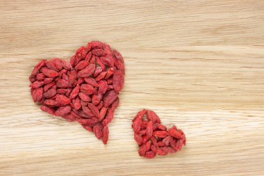 goji meyveleri büyük ve küçük kalp şekli yapılır