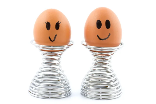 Счастливая пара яйцеклеток в стаканах — стоковое фото