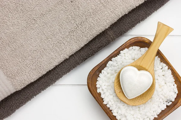 Dos toallas con cuenco lleno de sal de baño blanco y cuchara de madera —  Fotos de Stock
