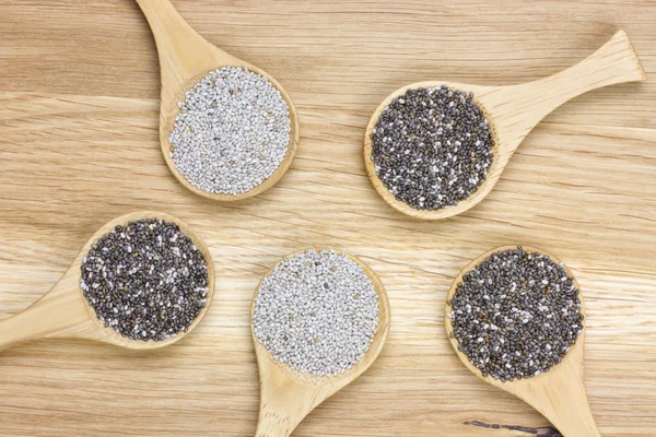 beş kaşık Chia tohumu ile dolu