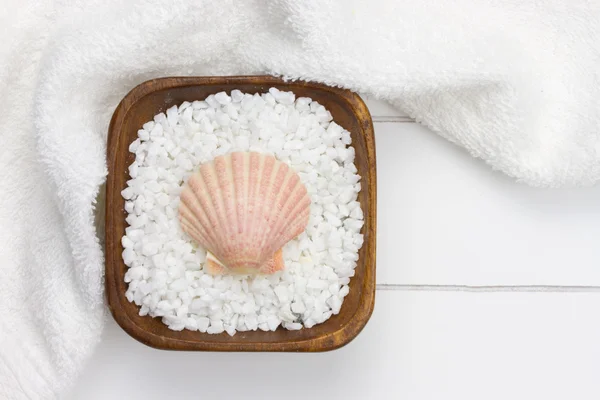 Valkoinen pyyhe puinen kulho täynnä kylpysuolaa — kuvapankkivalokuva