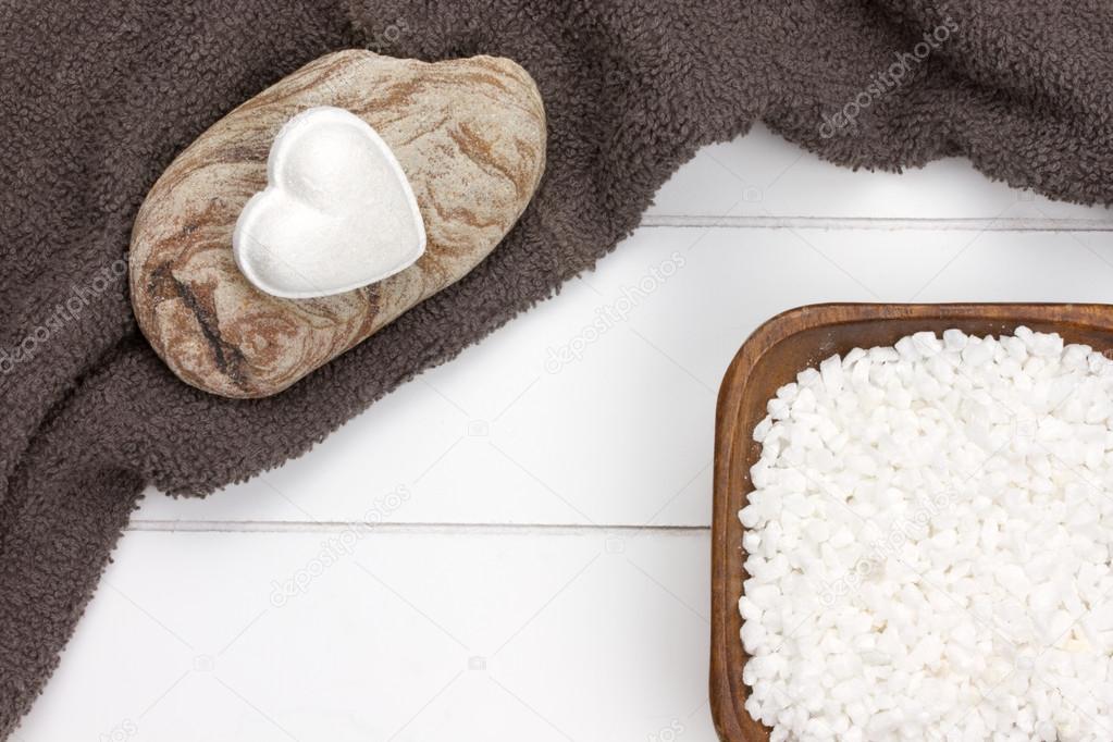 bomba bagno con sale da bagno bianco in ciotola di legno a forma di ... bomba bagno con sale da bagno bianco in ciotola di legno a forma di ...
