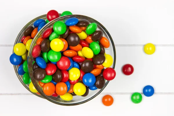 İki kase kazıklı çok renkli şekerler ile dolu 