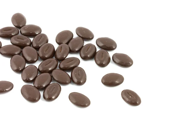 Primer plano de granos de café de chocolate aislados — Foto de Stock