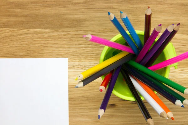 Vista superior de la hoja vacía de papel y el recipiente lleno de color —  Fotos de Stock