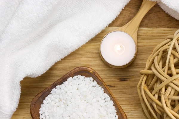 Wellness ljus på en trä sked med handduk och bath salt — Stockfoto