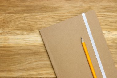 ahşap masa üstü defter ve kalem