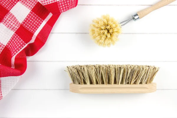 Ovansida av maträtt-tvätt borste och skura pensel och handduk — Stockfoto