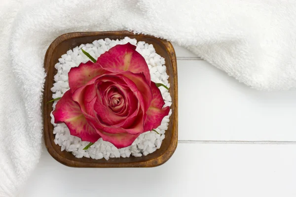 White towel and wooden bowl filled with bath salt — Stock Photo, Image