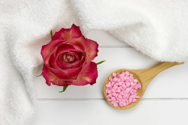 Red rose and pink bath salt — Stock Photo, Image