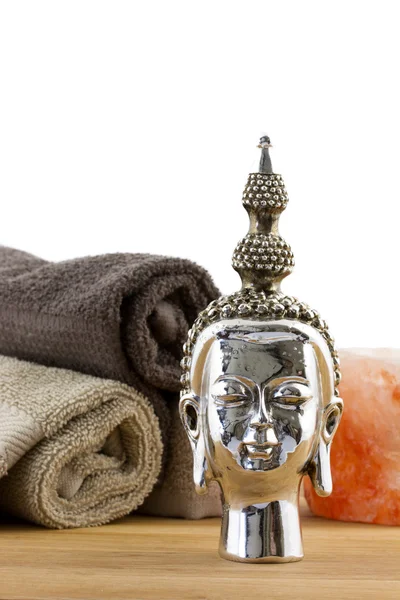 Buddha postava s ručníky na pozadí — Stock fotografie
