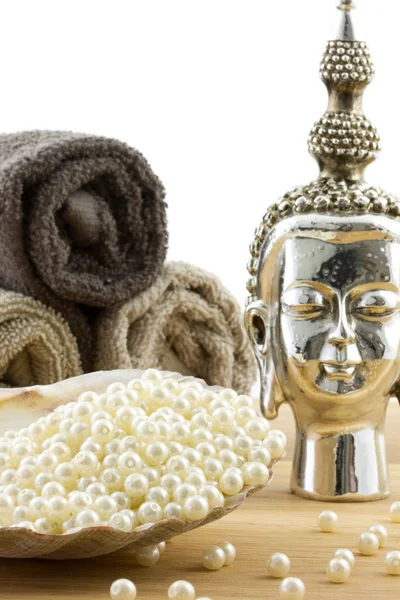 Buddha-skulptur med håndklær og stort skall – stockfoto