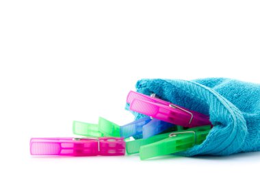 çok renkli giysiler pimleri izole 