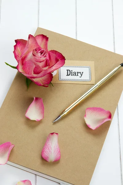 用红玫瑰和树叶的日记 — 图库照片