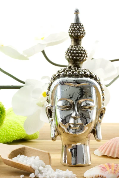 Composition Bouddha avec orchidée, coquillages et produits de bain — Photo