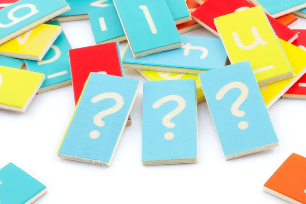 Üç ahşap soru işaretleri