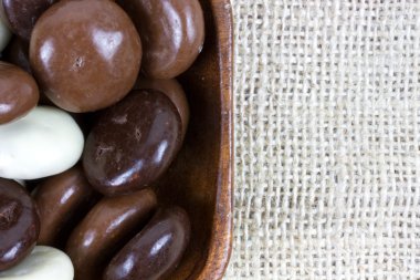 çikolata kruidnoten ile dolu kase