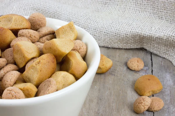 Hollandalı geleneksel pepernoten ve çuvala