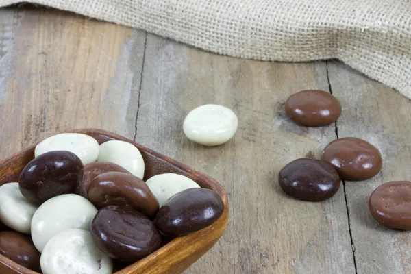 Mísa plná čokolády kruidnoten na dřevěné desce — Stock fotografie