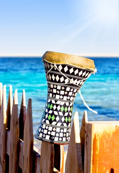 Etniska trumma med havet bakgrund. darbuka. traditionella egyptiska — Stockfoto