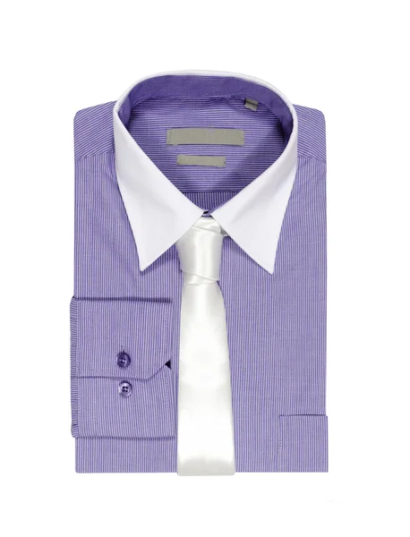 Camicia viola piegata su sfondo bianco. cravatta bianca e col bianco — Foto Stock