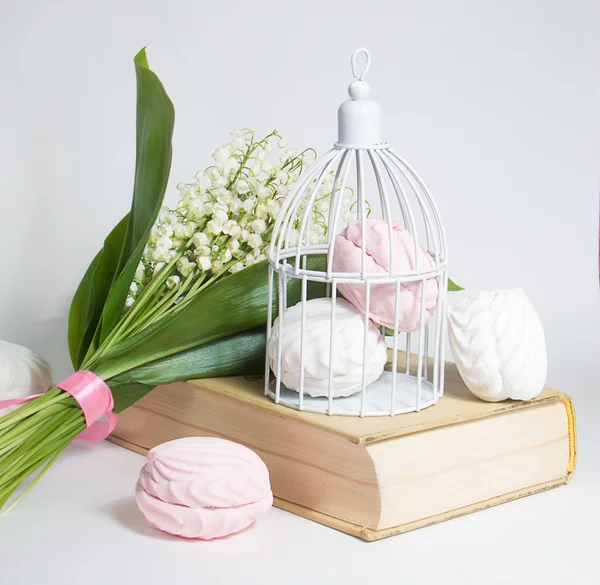 Sweet marshmallows and lilies of the valley — Stock Photo, Image