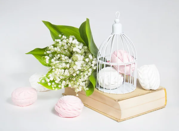 Süße Marshmallows und Maiglöckchen — Stockfoto