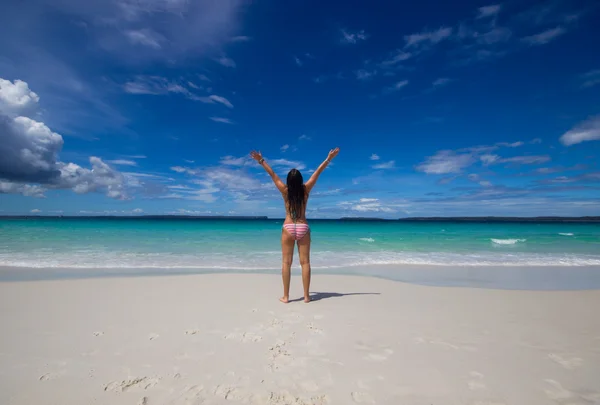 Mujer con las manos en alto en la playa — Foto de Stock