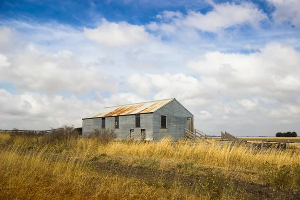 Oude verlaten boerderij in veld — Stockfoto