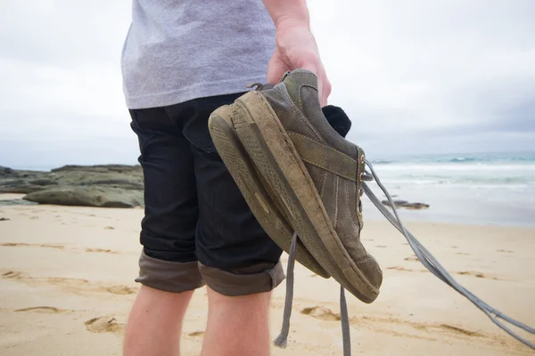 Hombre de pie en la playa —  Fotos de Stock