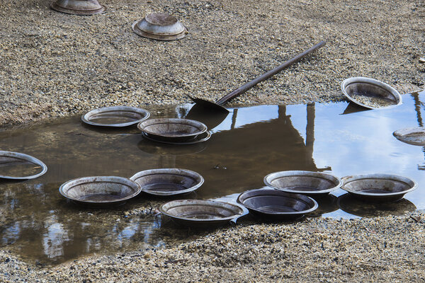 Сковороду, оставленную у реки. This is the pans that is u
