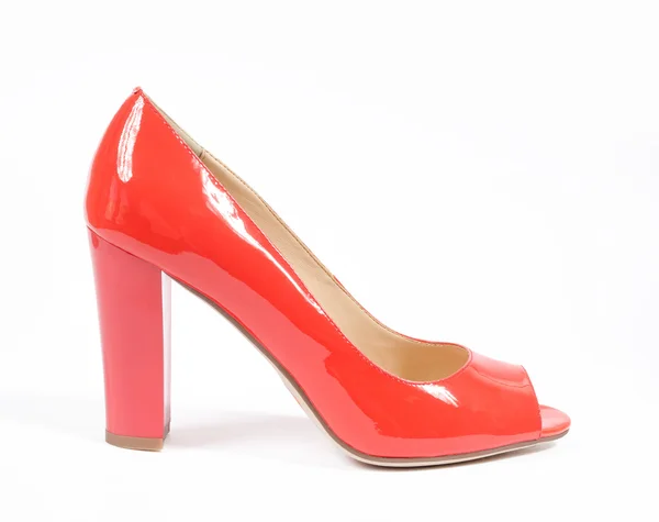 Chaussures isolées sur fond blanc. cuir verni rouge — Photo