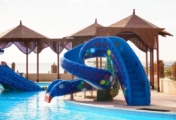 Waterpark bir çocuk slayt — Stok fotoğraf