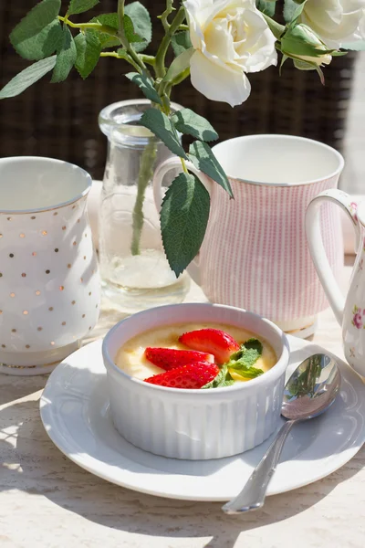 Crème brulee met verse aardbeien en groene munt op tafel. — Stockfoto